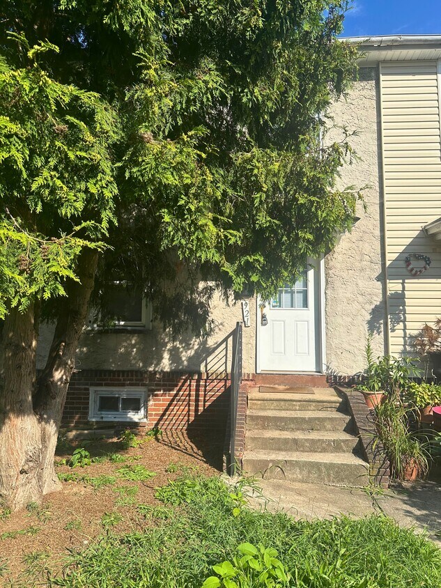 Primary Photo - 921 E 15th St