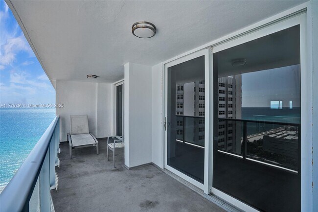 Building Photo - 1904 S Ocean Dr