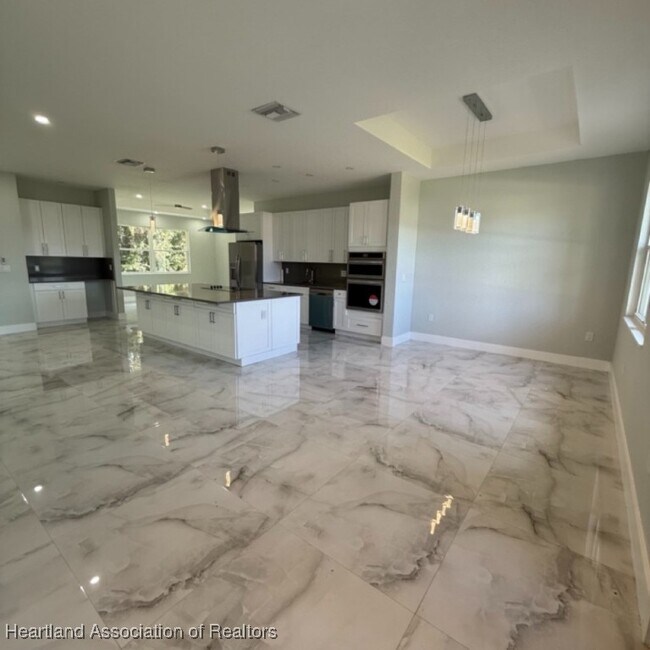 Building Photo - 2011 W Falcon Rd