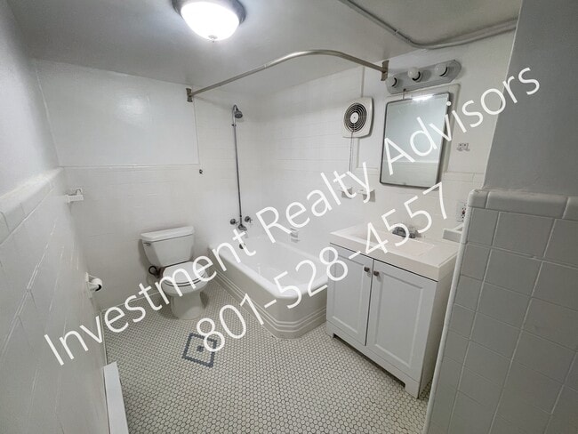 Building Photo - 224 1/2 Canyon Side Rd-