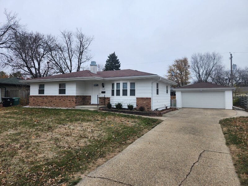 Primary Photo - 1109 SE Sharon Dr