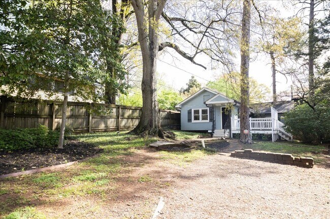 Building Photo - Beautifully Renovated 2/1 in Desirable Gra...