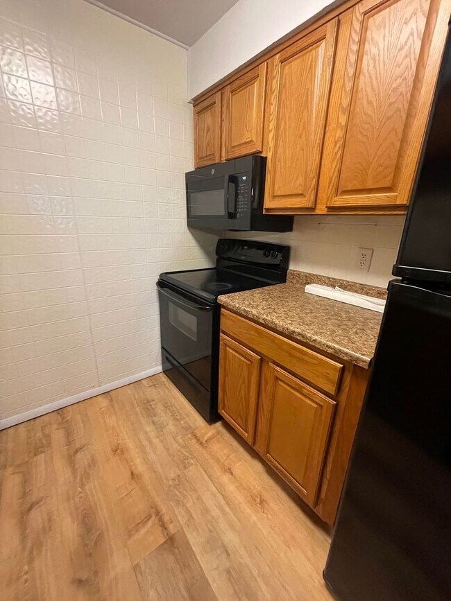 Building Photo - Updated 2 Bedroom Condo in Town of Newburg...