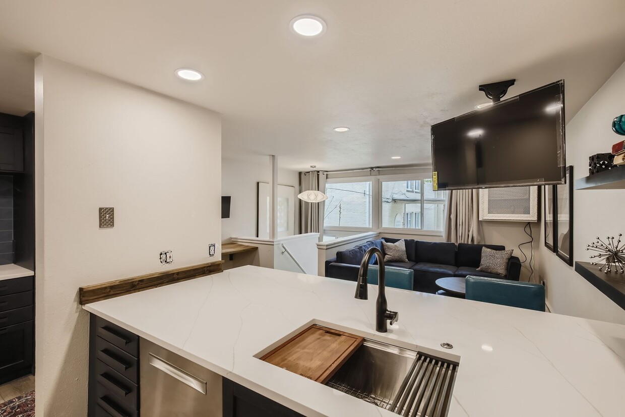Primary Photo - Central 1 BDR / 1 BA Condo in Boulder