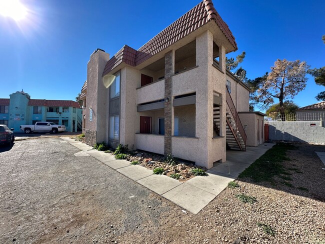 Building Photo - Jones & Lake Mead