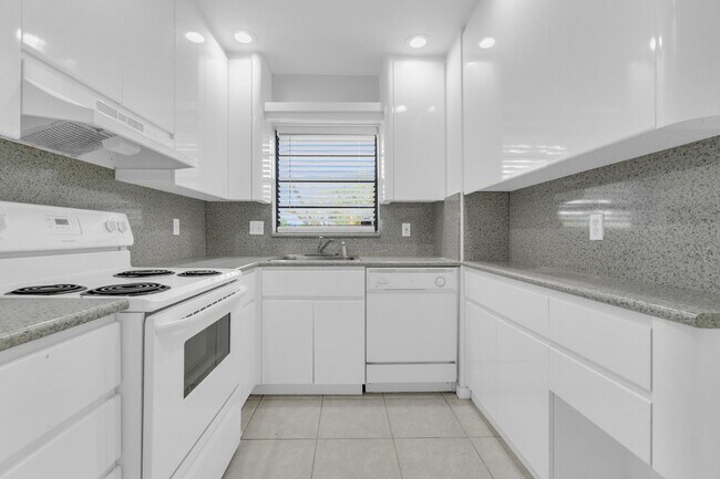 Building Photo - 200 Jacaranda Country Club Dr