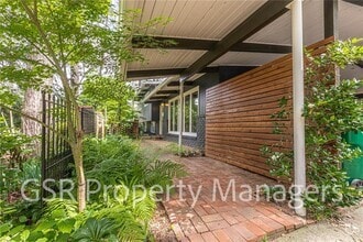 Building Photo - 2026 N Akin Dr NE