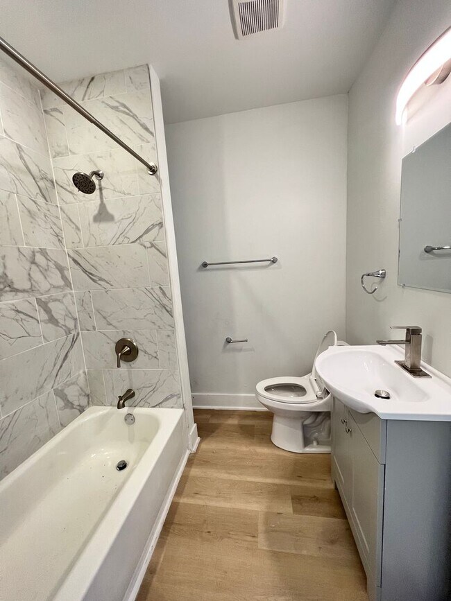 Building Photo - Remodeled 3bd/1.5 House with Rear yard!! S...
