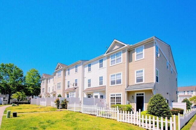 Foto del edificio - 5110 Neuse Commons Ln