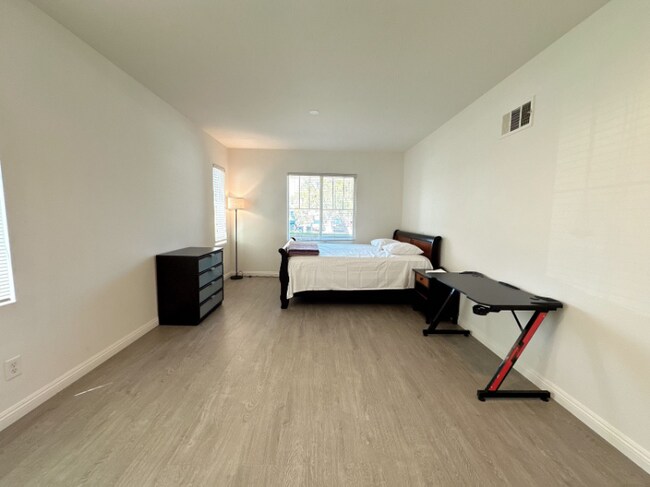 Building Photo - 13703 Turf Paradise St