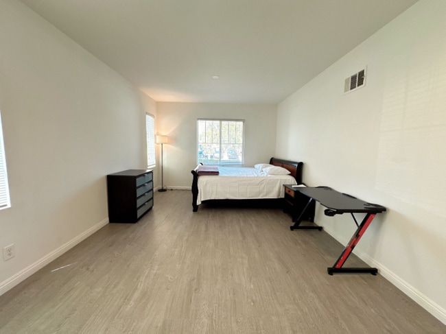 Foto del edificio - 13703 Turf Paradise St