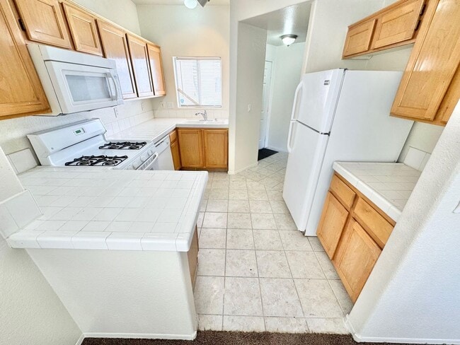 Foto del edificio - **BEAUTIFUL 3 BEDROOM, 2 BATHROOM DOWNSTAI...