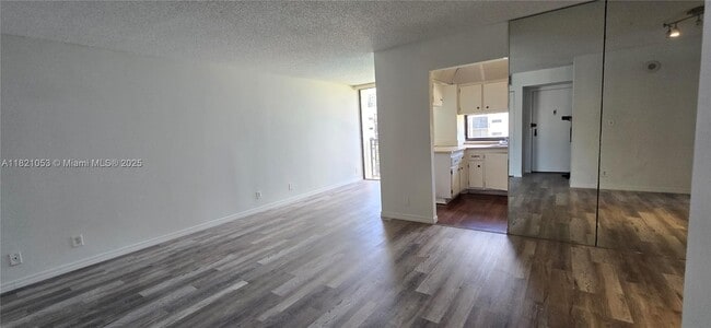 Building Photo - 17011 N Bay Rd