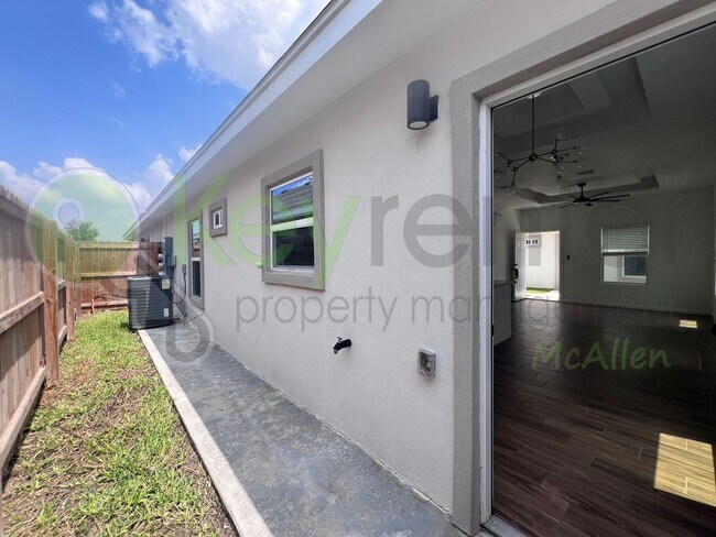 Foto del edificio - SUPER LOW PRICED - Like Brand New 2bed/2bath Apartment in Edinburg. Don't Miss Out!