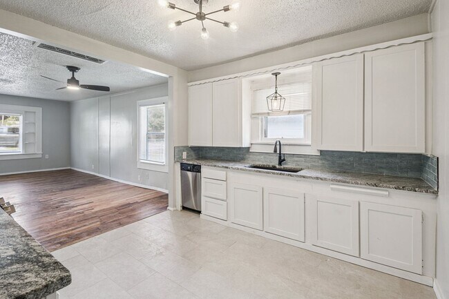 Building Photo - Beautifully renovated 2/1!