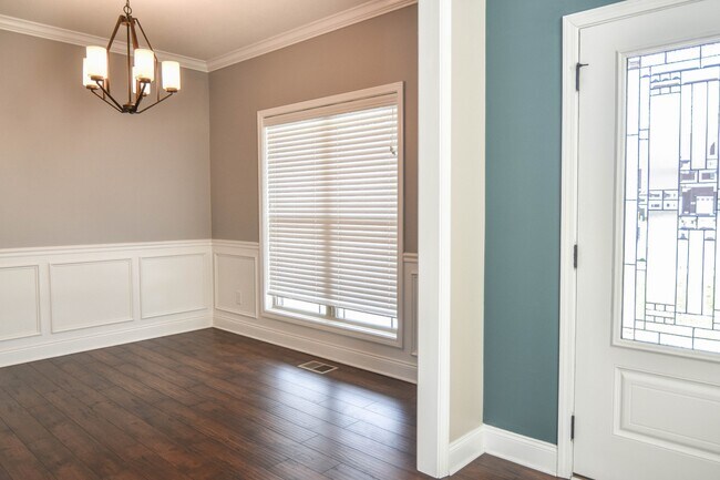 Foto del edificio - Dog Friendly Three Bedroom in Rossview!