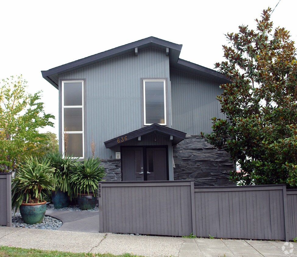 Building Photo - 636 W Nickerson St
