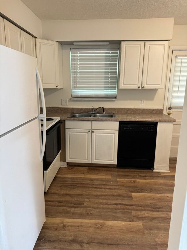 Foto del edificio - Two Bedroom Unit Available For Rent!