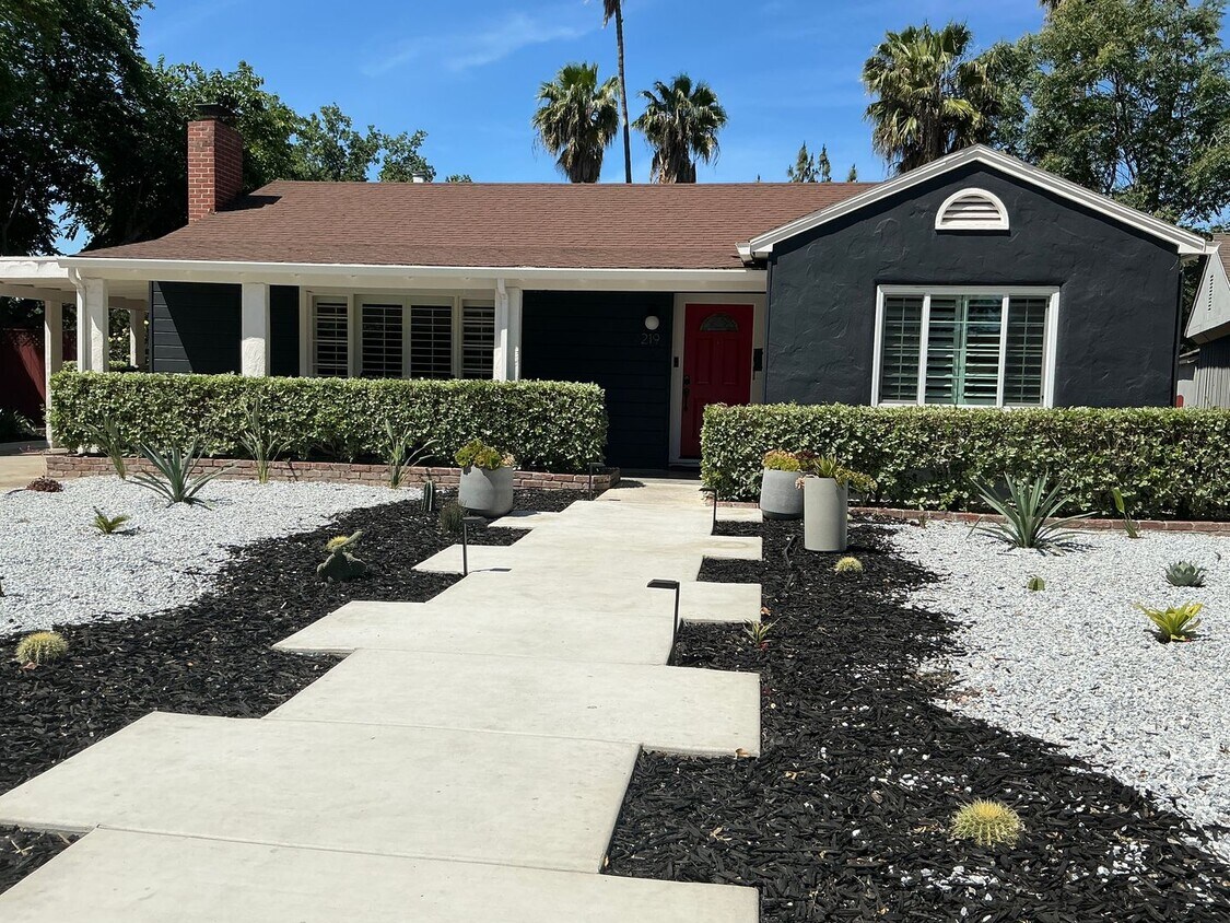 Primary Photo - Charming 2 Bedroom Home with Studio/Office...