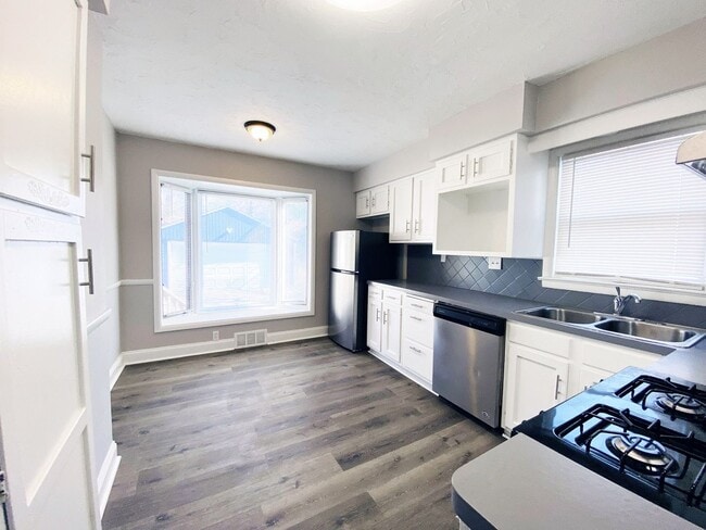 Building Photo - 4 Bed - 1 Bath Colonial for Rent in Clevel...