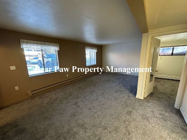 Building Photo - Cute 2 bedroom duplex with utilities included in rent!!