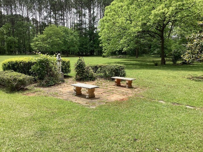 Foto del edificio - Stately Mansion on 17 Acres with Enormous Magnolia Trees