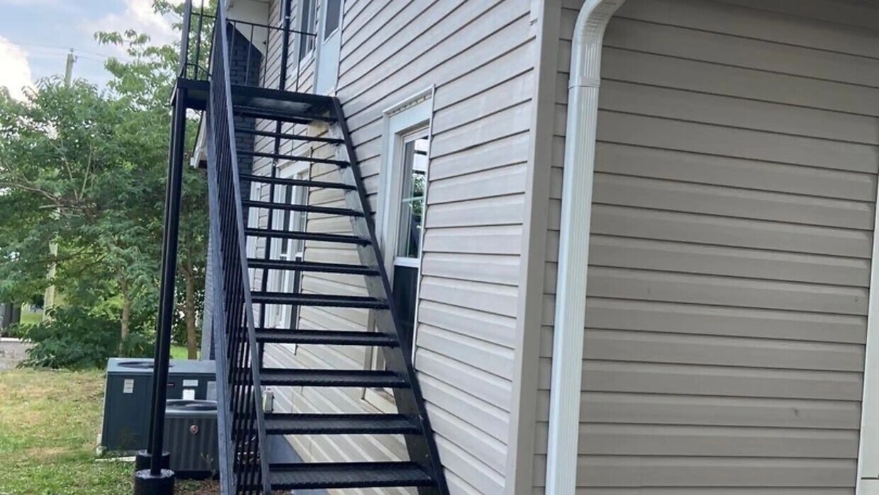 Entrance to unit B - 1919 Hoitt Ave
