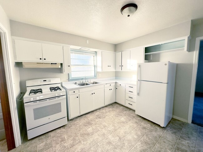 Building Photo - Rare 3 bedroom plus office home for rent!