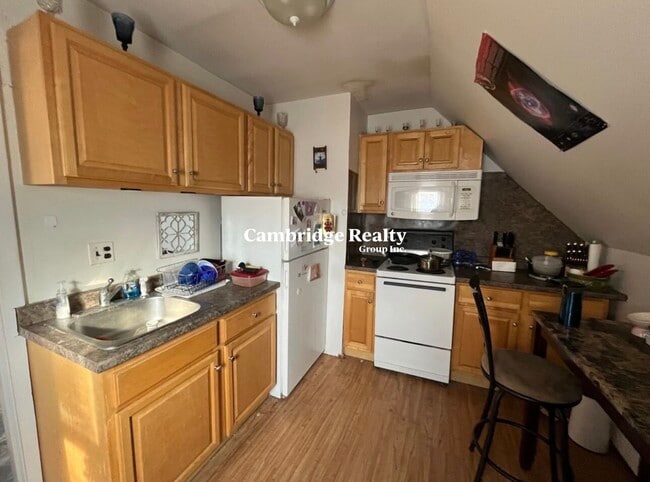 Building Photo - 45 Gardena St