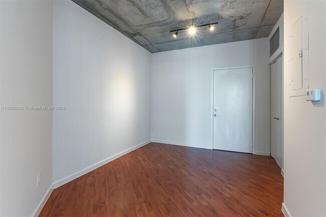 Foto del edificio - 690 SW 1st Ct