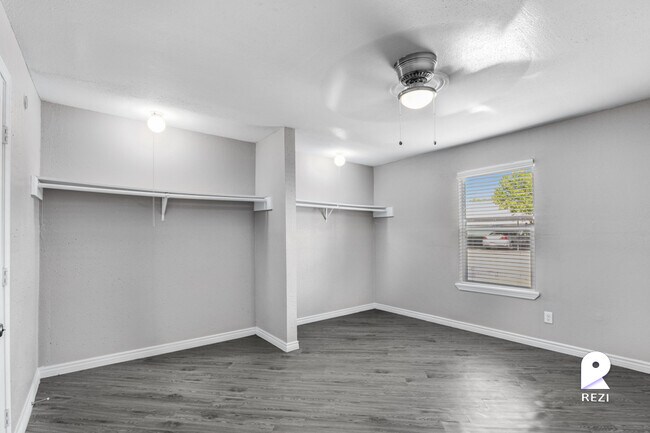 Building Photo - 11810 Algonquin Dr