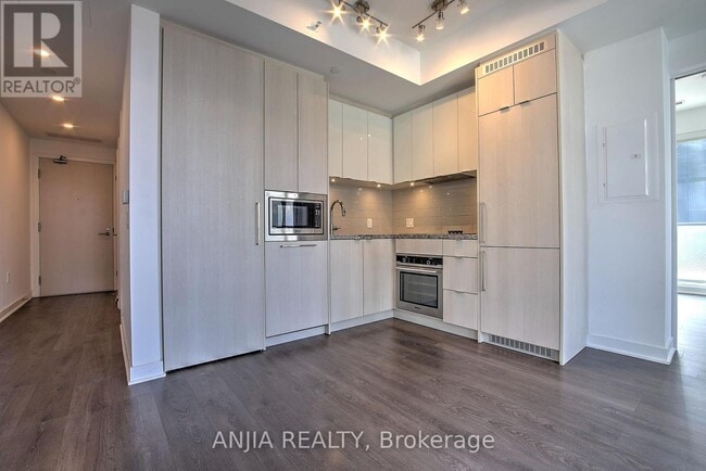 Photo du bâtiment - 115 Blue Jays Way