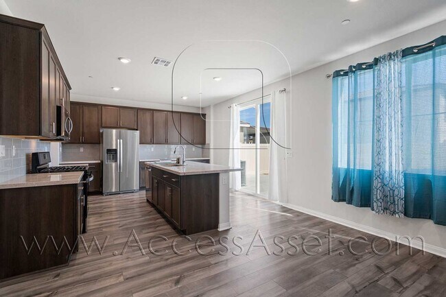 Building Photo - Spacious 5 Bed/3 Bath Home Near Military I...