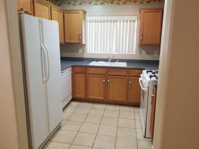 Building Photo - 2 Bedroom Single Family!!