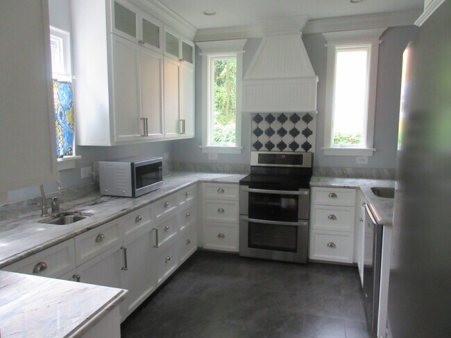 Building Photo - A Wonderful Historic Home in Downtown Wins...