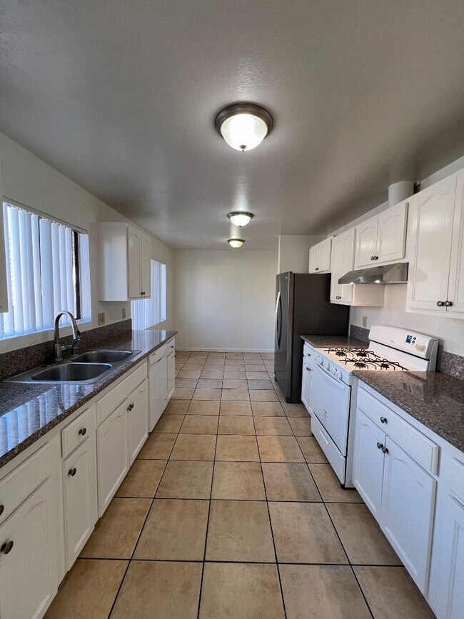 Foto del edificio - Light-Filled 4-Bed in San Pedro | Garage Parking, Utilities Included, Prime Location
