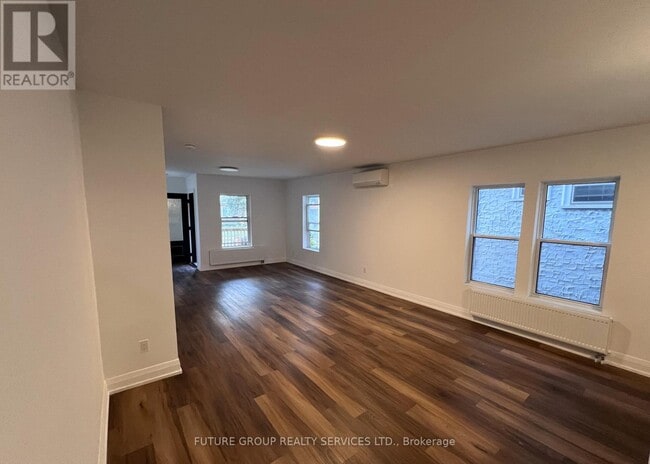 Photo du bâtiment - 4876-4876 Simcoe St