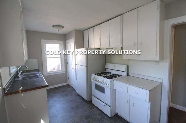 Building Photo - Cute 3 bed, 1 bath with 2 car detached gar...