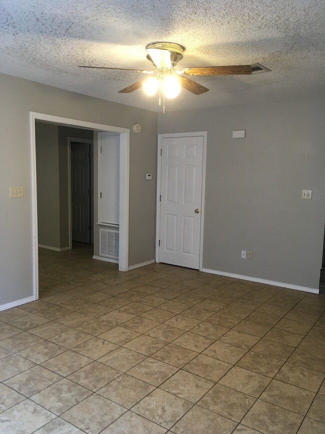 Building Photo - 407 Valley Dr