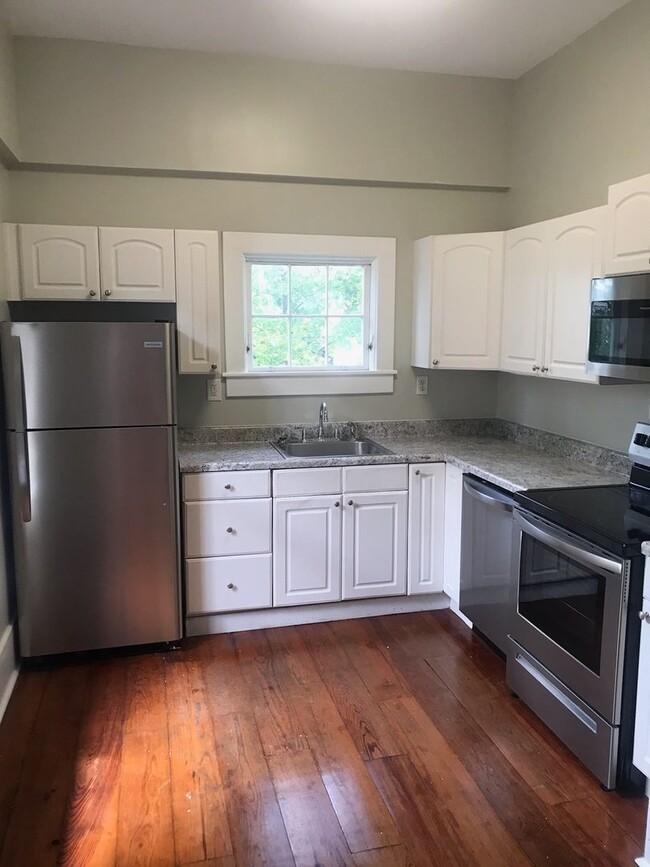 Building Photo - Historic East Side District Apartment