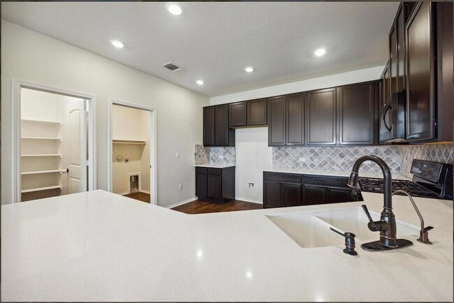 Foto del edificio - 705 Vaughn St