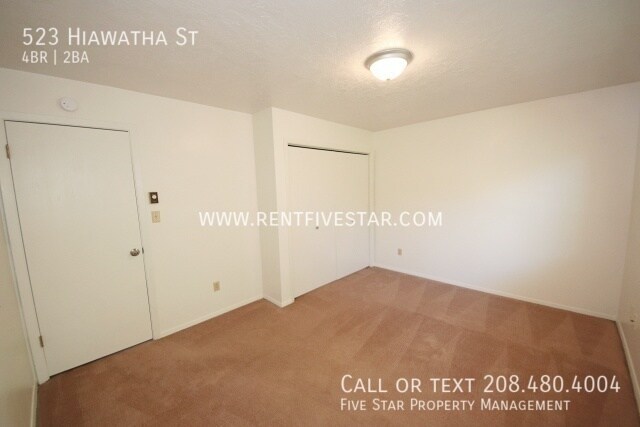 Building Photo - 523 Hiawatha St