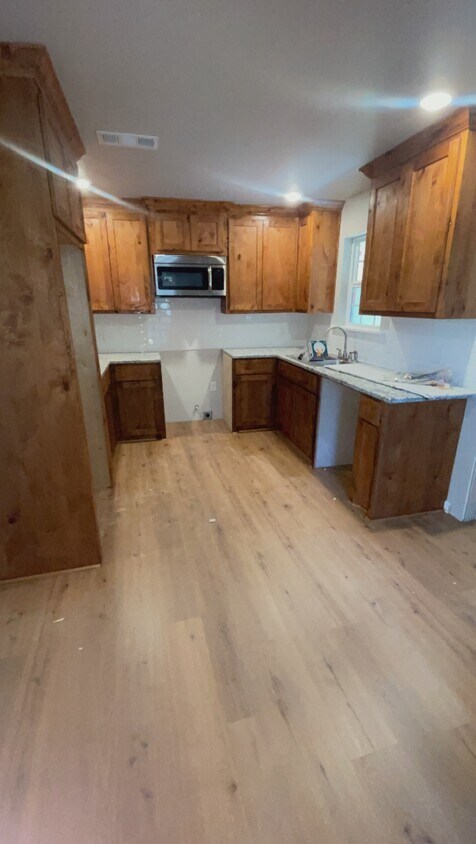 Foto principal - 904 Kingston Rd