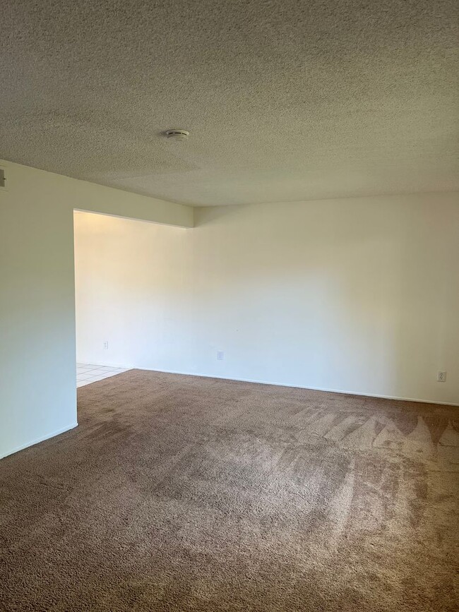 Building Photo - SPACIOUS 3 BEDROOM CONDO!!