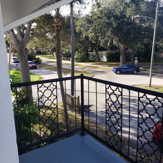 Building Photo - 2 bedroom 1 bath NEWLY RENOVATED CONDO "NE...