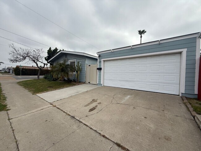 Building Photo - ***JUST REDUCED & MOVE IN SPECIAL!!!*** Mu...