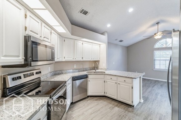 Foto del edificio - NOW AVAILABLE! - 8009 Loch Lomond Ln, Jack...