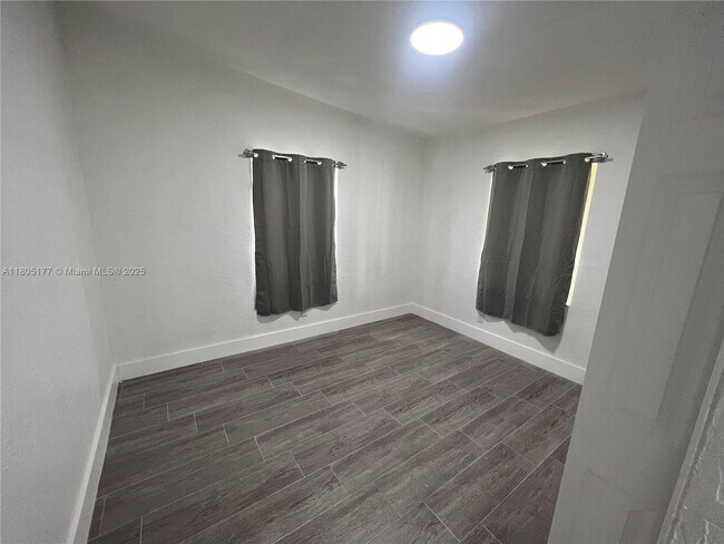 Foto del edificio - 217 W 33rd St