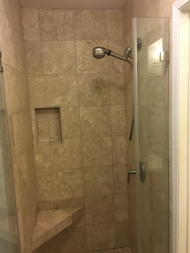 Foto del edificio - 8650 Gulana Ave