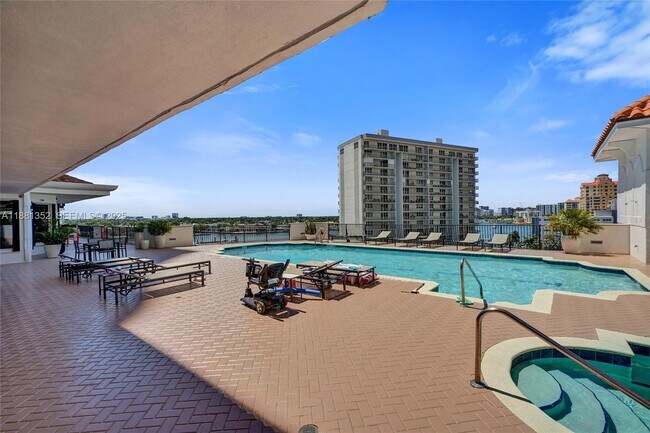 Foto del edificio - 100 S Birch Rd